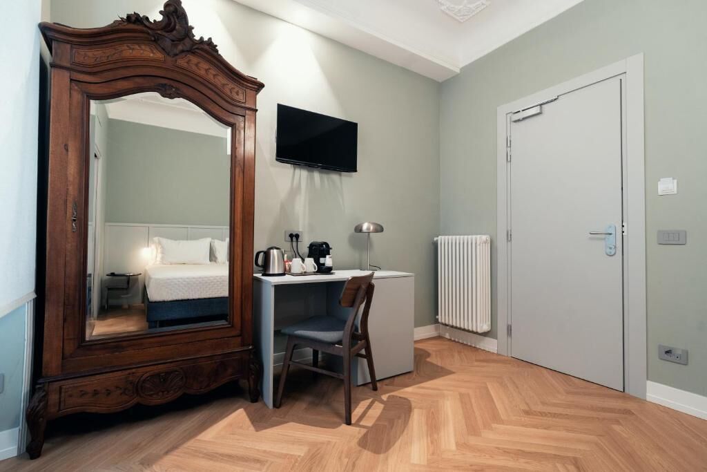 Caja de seguridad en la habitación y tabla de planchar con plancha 