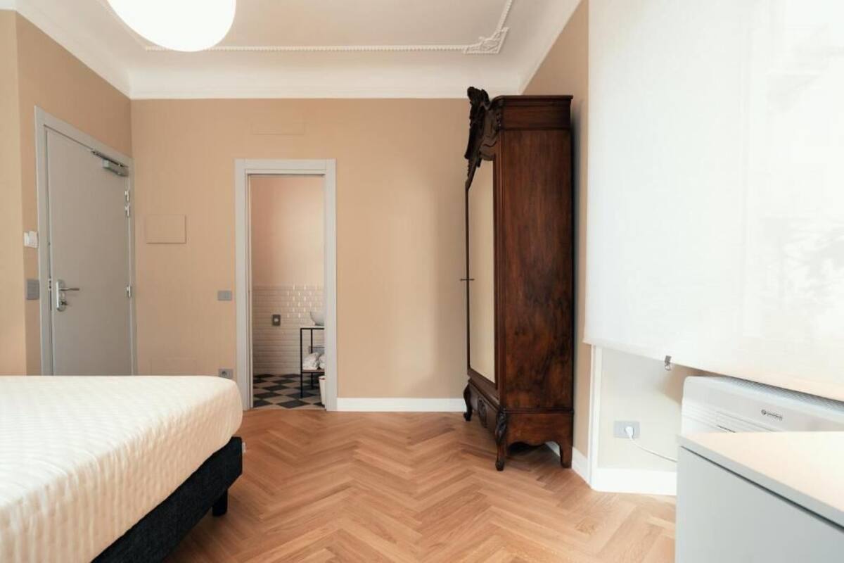 Une chambre à coucher avec un lit, une armoire et un lave-linge.