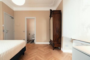 Deluxe tweepersoonskamer, uitzicht op de binnenplaats | Een kluis op de kamer, een strijkplank/strijkijzer, gratis wifi