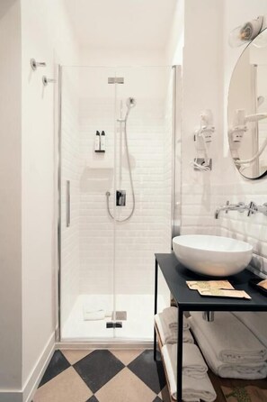 Quarto casal ou duplo conforto, vista para o pátio | Banheiro | Chinelos 