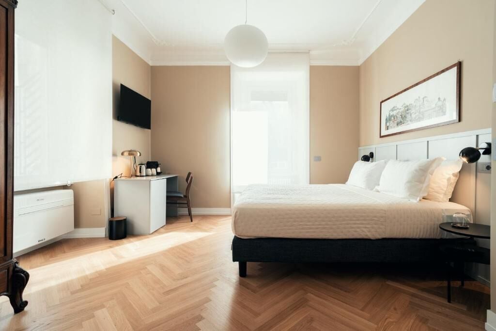 Een kluis op de kamer, een strijkplank/strijkijzer, gratis wifi
