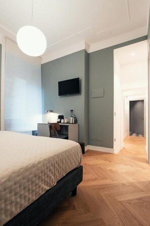 Caja de seguridad en la habitación y tabla de planchar con plancha 