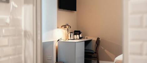 Deluxe Double Room, Courtyard View | Interior