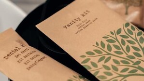 Een dienblad met verschillende bruine papieren zakken, elk voorzien van tekst.