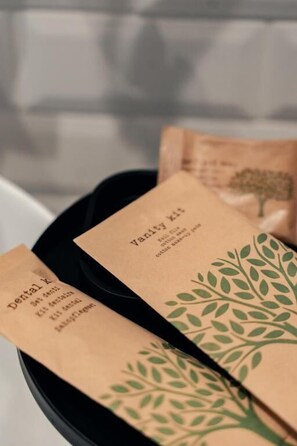 Classic-enkeltværelse - udsigt til gårdsplads | Faciliteter på badeværelset | Hjemmesko