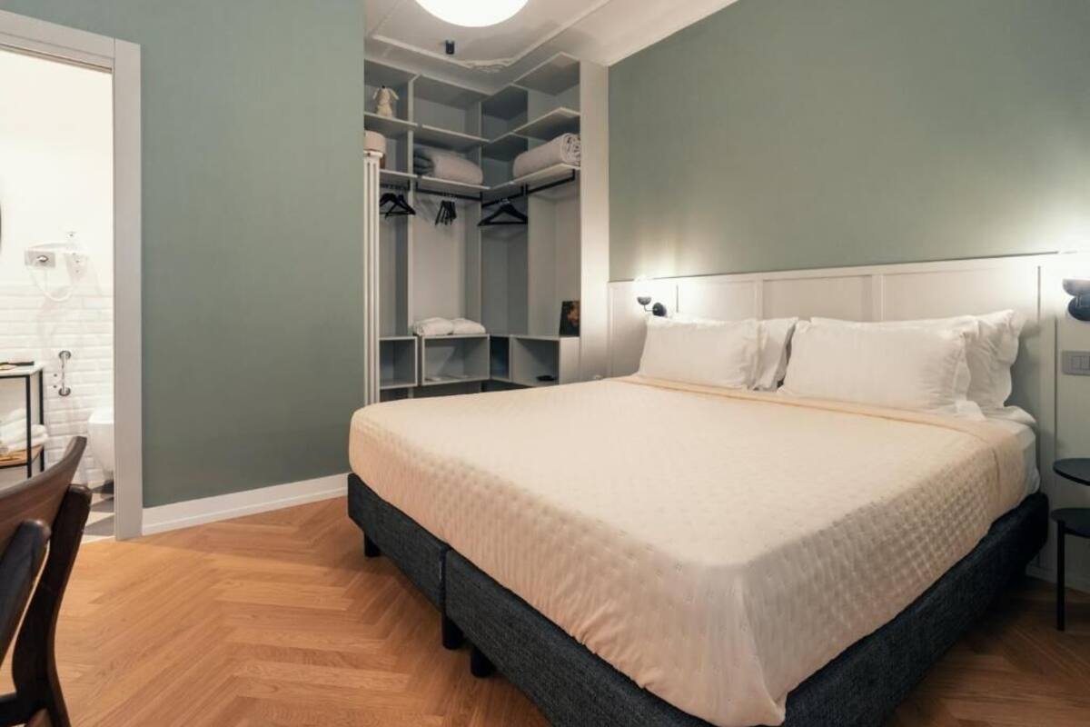 Une chambre à coucher avec un lit, une armoire et un bureau.