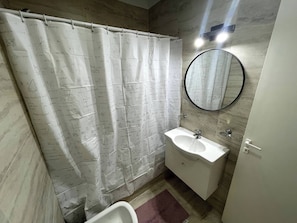 Apartment, 1 Bedroom, Smoking, City View | Bilik Mandi
