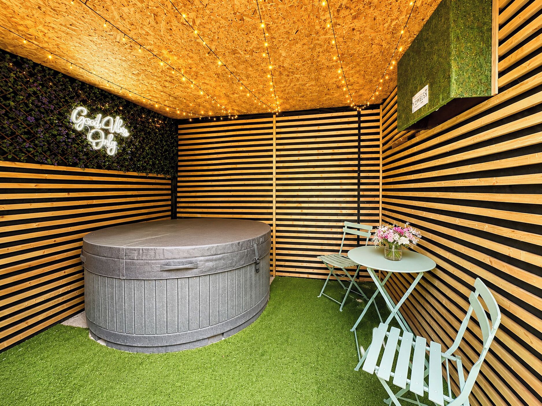 Indoor spa tub