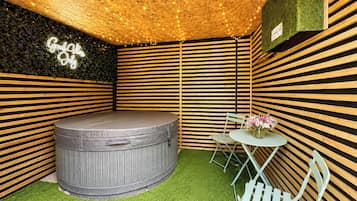 Indoor spa tub