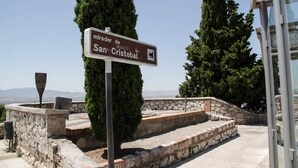 Een bordje met de tekst 'mirador de San Cristobal'.