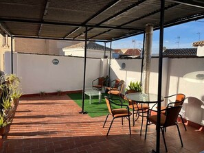 Outdoor dining - Albalh Apartments-Casa Dori in Albaicín Granada with Terrace and Free Parking (Granada)