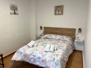 1 habitación, tabla de planchar con plancha, wifi y ropa de cama 