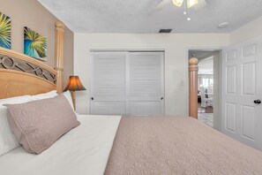 2 bedrooms - Sea Breeze 704 (Madeira Beach)