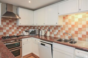 Dishwasher, cookware/dishes/utensils - 6 Dartmouth House (Dartmouth)