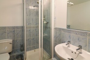 Buồng tắm vòi sen, máy sấy tóc 