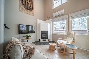 TV, fireplace - Alpine Levi Lodge 6 A by Aavalevi (Levi)