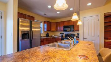 KĂŒhlschrank, Mikrowelle, Ofen, Herdplatte