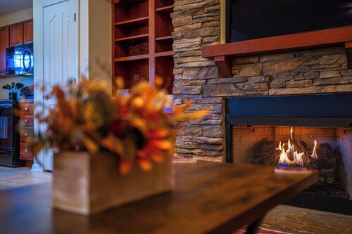 COZY 2 Bedroom Cottage with Garage - Seasonal Pool - Jacuzzi Tub - Pigeon Forge