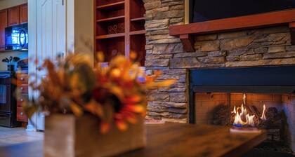 COZY 2 Bedroom Cottage with Garage - Seasonal Pool - Jacuzzi Tub - Pigeon Forge