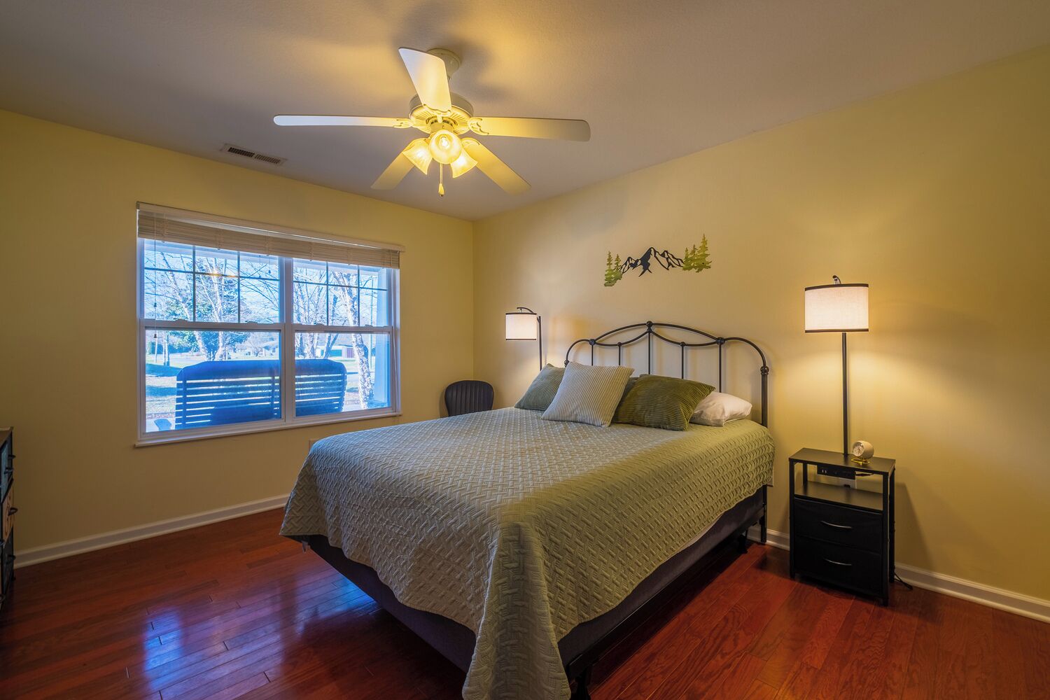 Iron/ironing board, free WiFi, bed sheets