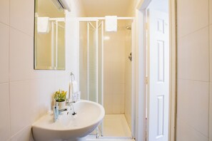Shower, hair dryer, towels, soap - Clean & Comfortable 2-Bed Apartment Galway (Galway)