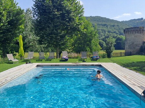 Gite de Charme 4* Château de la Hille with swimming pool