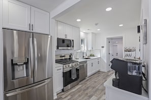 House, 3 Bedrooms | Private kitchen | Fridge, coffee/tea maker, toaster - Modern Home Near Rosemont/allstate Arena O'hare 3 Bedroom Home (Des Plaines)