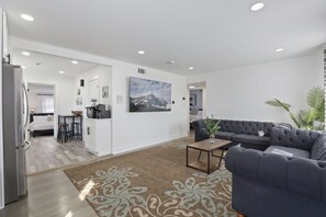 House, 3 Bedrooms | 3 bedrooms, iron/ironing board, free WiFi - Modern Home Near Rosemont/allstate Arena O'hare 3 Bedroom Home (Des Plaines)
