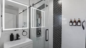House, 3 Bedrooms | Bathroom | Towels, shampoo
