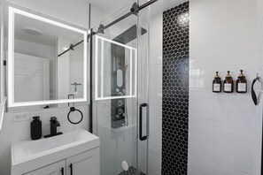 House, 3 Bedrooms | Bathroom | Towels, shampoo - Modern Home Near Rosemont/allstate Arena O'hare 3 Bedroom Home (Des Plaines)