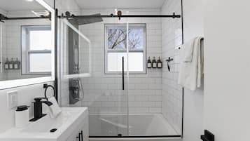 House, 3 Bedrooms | Bathroom | Towels, shampoo