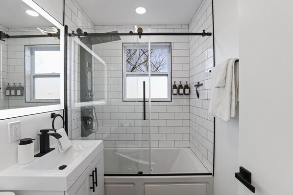 House, 3 Bedrooms | Bathroom | Towels, shampoo - Modern Home Near Rosemont/allstate Arena O'hare 3 Bedroom Home (Des Plaines)