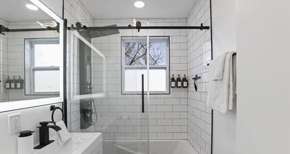 Modern Home Near Rosemont/allstate Arena O'hare 3 Bedroom Home