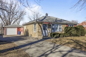 House, 3 Bedrooms | Exterior - Modern Home Near Rosemont/allstate Arena O'hare 3 Bedroom Home (Des Plaines)