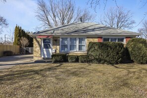 House, 3 Bedrooms | Exterior - Modern Home Near Rosemont/allstate Arena O'hare 3 Bedroom Home (Des Plaines)