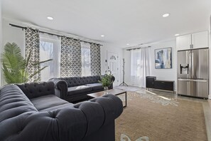 House, 3 Bedrooms | Living area | Smart TV, streaming services - Modern Home Near Rosemont/allstate Arena O'hare 3 Bedroom Home (Des Plaines)