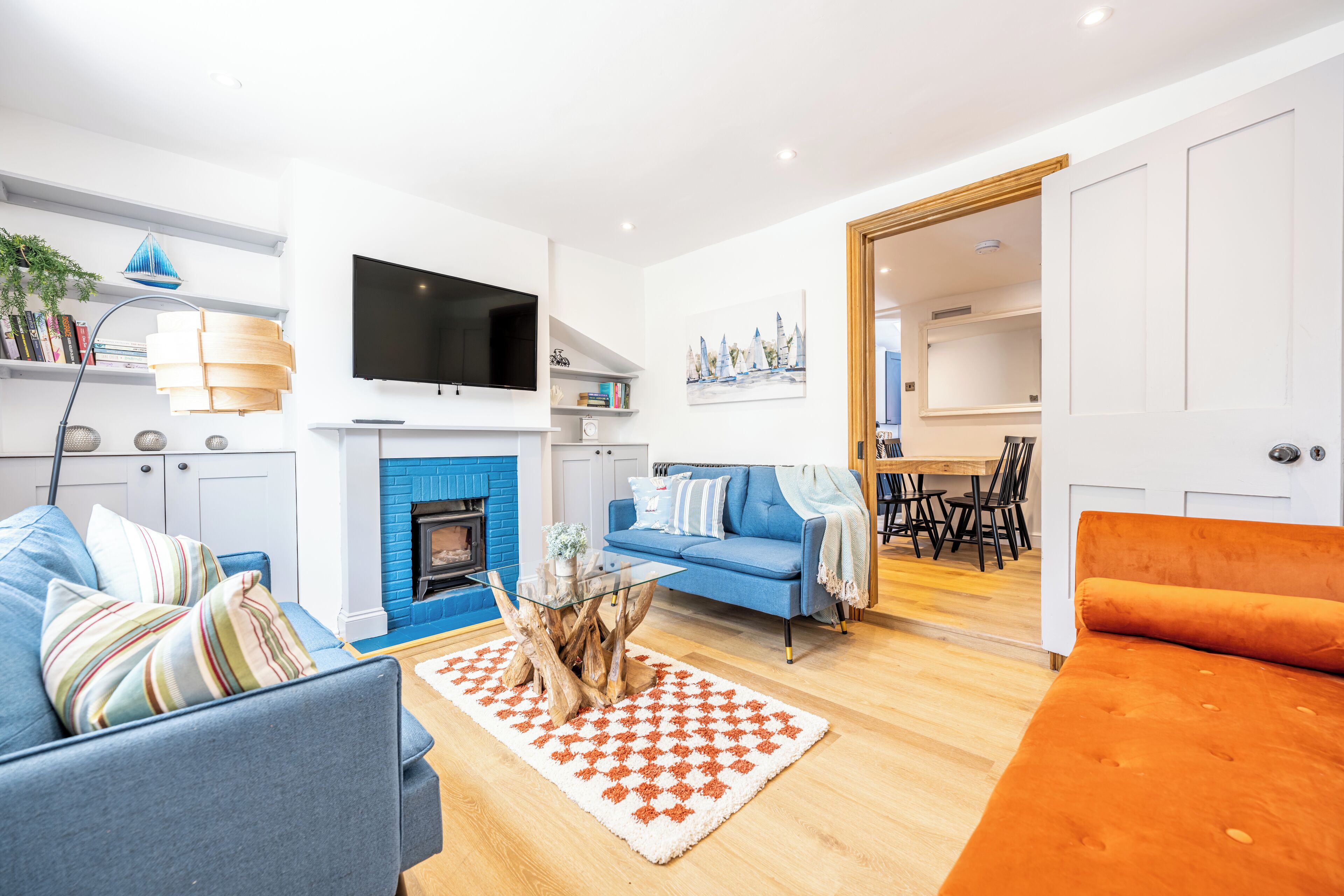 Smart TV, fireplace
