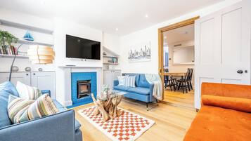 Smart TV, fireplace