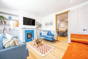 Smart TV, fireplace - Lymington Sailor's Cottage/ hot tub /chef (Lymington)