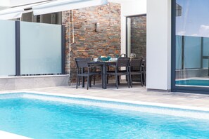 屋外ダイニングエリア