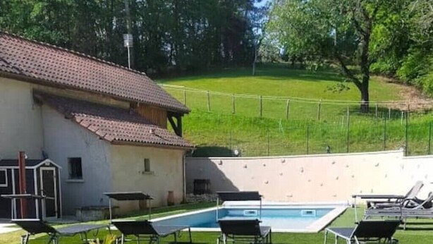 A house with a swimming pool, a fenced yard, and a small deck with chairs. - SIBO GITE apartment 4 pers, swimming pool, nature and city (Boulazac Isle Manoire)