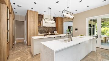 Villa, 6 Bedrooms | Private kitchen