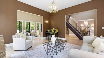 Villa, 6 Bedrooms | Living area