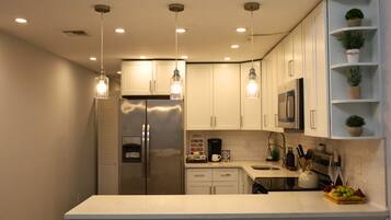 House, 3 Bedrooms | Private kitchen