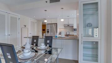 Apartment, 2 Bedrooms | Dining