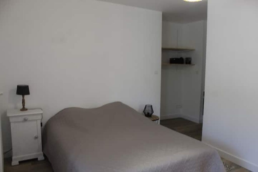 1 habitación, tabla de planchar con plancha y cuna de viaje 