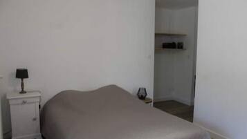 1 habitación, tabla de planchar con plancha y cuna de viaje