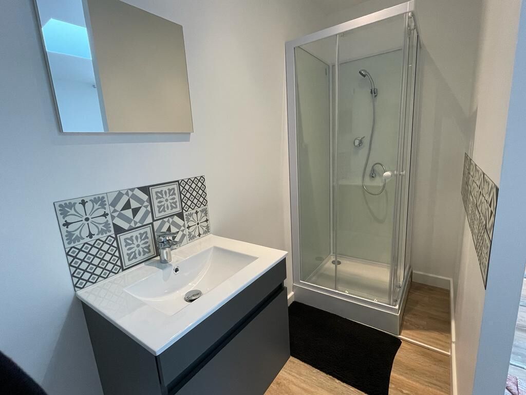 Een douche, een haardroger, handdoeken, zeep