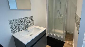Een douche, een haardroger, handdoeken, zeep