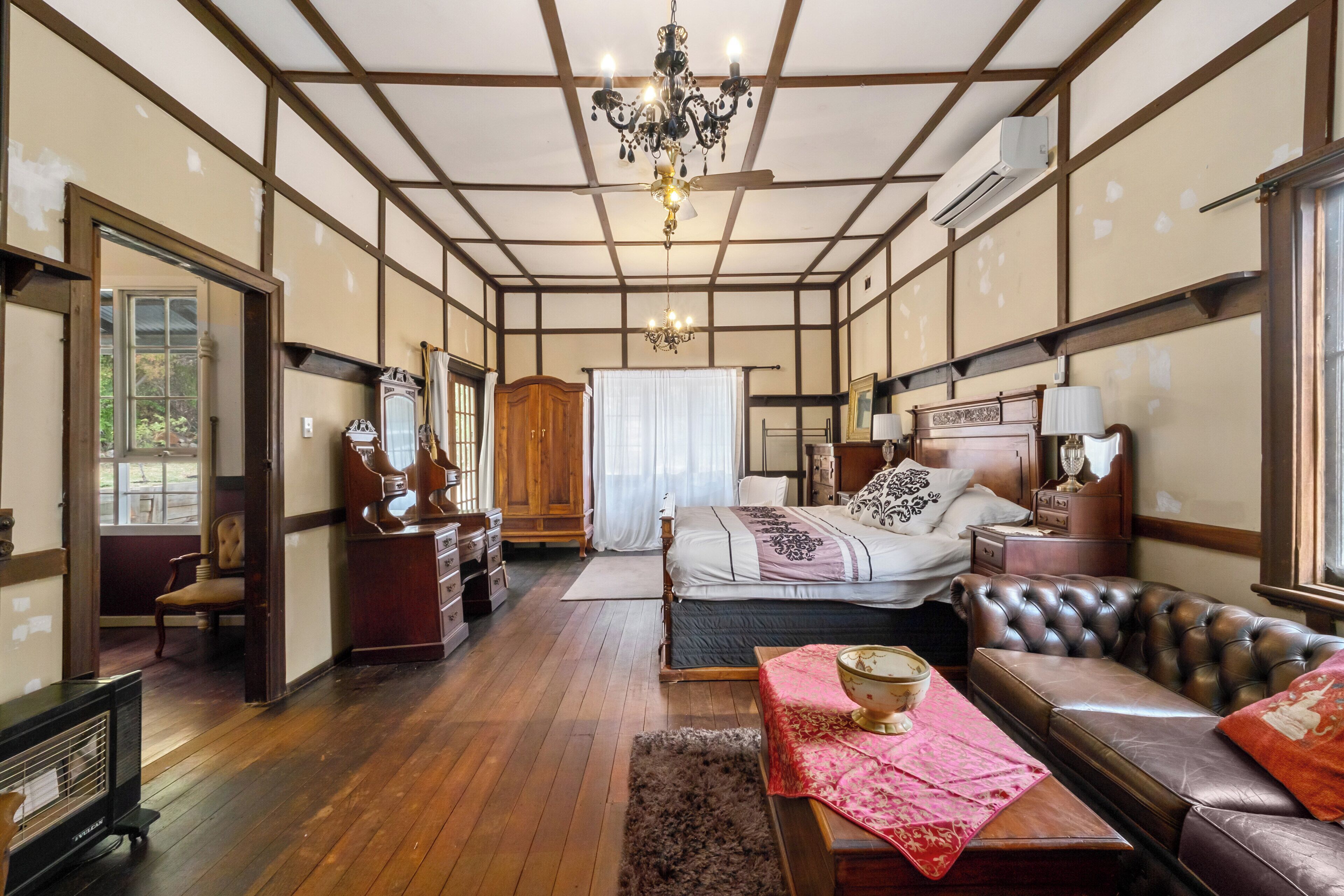 4 bedrooms, iron/ironing board, bed sheets